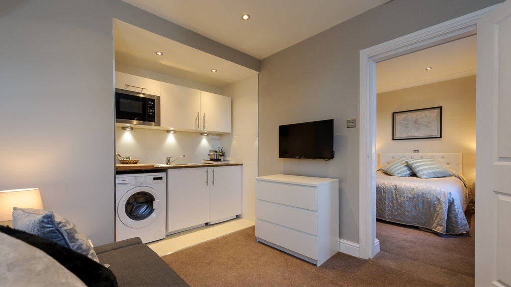 Cheshire Hospitality Ltd T\/A Lennox Lea Studios & Apartments 塞尔 外观 照片